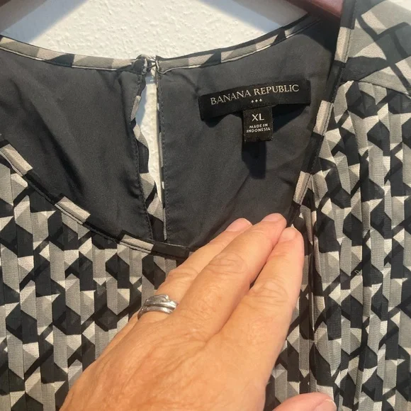 BANANA REPUBLIC XL blouse. Geometric pattern in shades of gray and black. EUC - Picture 2 of 8